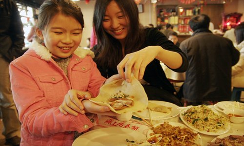 When spring has sprung, it's time to wrap up fresh new ingredients from the garden into a traditional pancake. Photo: CFP