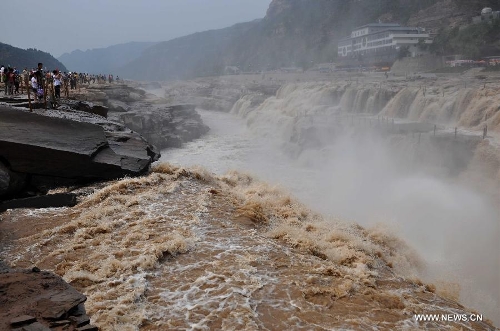 Photo taken on June 30, 2013 shows the scenery of the Hukou Waterfall of the Yellow River in Jixian County, north China's Shanxi Province. (Xinhua/Lv Guiming) 
