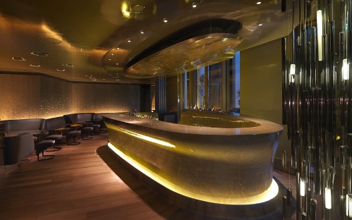 Bar 8, Mandarin Oriental, Paris&nbsp; (Source: www.huanqiu.com)In Paris, the Mandarin Oriental hotel's Bar 8 is a cozy space, dressed bucolically in green and brown.Its main feature is a nine-ton block of brown marble, assembled from stone quarried in Spain.On warmer days guests can take their drinks to the bar's indoor garden.