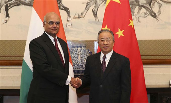 Chinese State Councilor Dai Bingguo(R) shakes hands with Shiv Shankar Menon(L), India's National Security Advisor in Beijing, capital of China, December 3, 2012. Photo: Xinhua