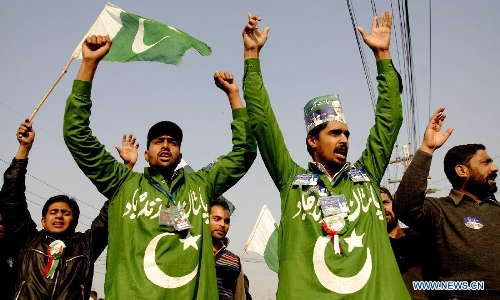 Supporters of Dr Tahir-ul-Qadri shout slogans during a long-march in eastern Pakistan's Lahore, Jan. 13, 2013. A Pakistani religious leader, Dr Tahir-ul-Qadri, started a long-march from Lahore to Islamabad to call for electoral reforms Sunday, local media reported. (Xinhua/Sajjad)