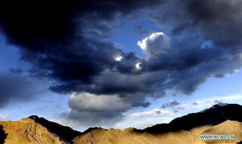 Photo taken on May 12, 2013 shows the scenery of a mountainous area in the northern part of southwest China's Tibet Autonomous Region. (Xinhua/Chogo)