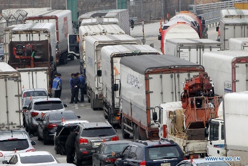 Korean vehicles heading for the inter-Korean industrial complex in Kaesong, a border city in the Democratic People's Republic of Korea (DPRK), pass through an immigration office at the Customs, Immigration and Quarantine (CIQ) in Paju, Gyeonggi province of South Korea, April 1, 2013. The South Korean government said last Saturday that it will not change the policy of keeping the Kaesong Industrial Complex open. DPRK has threatened to shut down the joint Kaesong industrial park with South Korea if the latter continued to insult its dignity, according to DPRK's official KCNA news agency. (Xinhua/Park Jin-hee) 