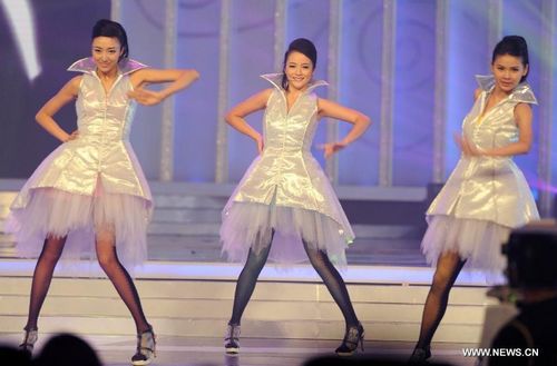 Contestants perform during the finale of 2012 Miss Chinese Cosmos Pageant in South China's Hong Kong, October 27, 2012. A total of twelve contestants participated in the finale. Zhang Ziqi from Australia Region claimed the crown. Photo: Xinhua