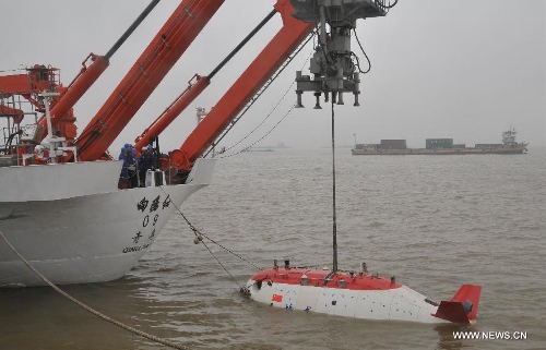 China's manned submersible Jiaolong dives into water in Jiangyin City, east China's Jiangsu Province, June 9, 2013. Jiaolong on Sunday carried out a drill for its voyage of experimental application. (Xinhua/Zhang Xudong) 