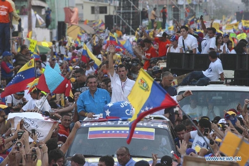 Opposition presidential candidate Henrique Capriles (C) attends a rally in Valencia, Carabobo State, Venezuela, April 9, 2013. (Xinhua/Juan Carlos Hernandez)