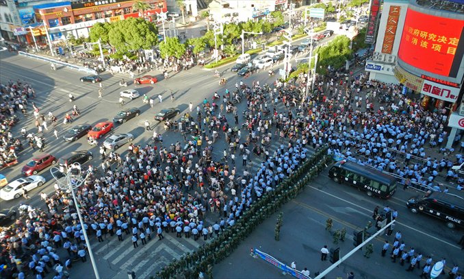 Police face off against protesters near the Qidong government building on Saturday afternoon. Order was basically restored Sunday. Cai Xianmin/GT