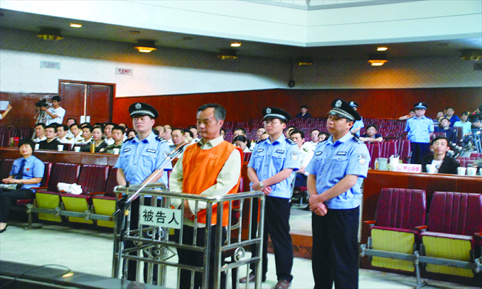 Zhou Guangquan, former Party secretary of Chaohu city, Anhui Province, stands trial for corruption on June 3, 2009. A total of 19 government officials received promotions after bribing Zhou. Eventually, 14 of them were dismissed from their posts and Zhou was sentenced to life imprisonment. Photo: IC