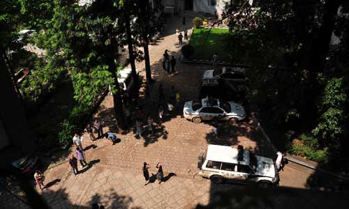 People rush out of buildings in Yiliang County of Zhaotong City, southwest China's Yunnan Province, Sept. 7, 2012. An earthquake measuring 5.7 jolted the border area of Yunnan Province and its neighboring province of Guizhou at 11:19 am (0319 GMT) Friday.