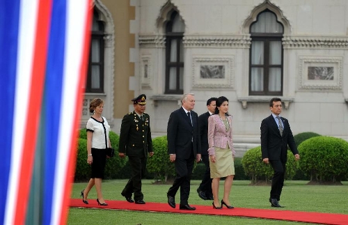 Thai Prime Minister Yingluck Shinawatra and France's Prime Minister Jean-Marc Ayrault attend a welcoming ceremony at the Government House in Bangkok, capital of Thailand, Feb. 5, 2013. (Xinhua/Gao Jianjun) 