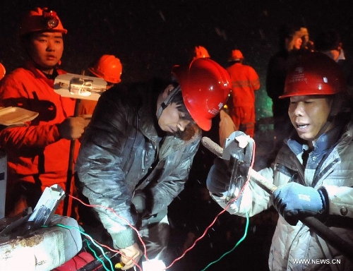Electricians work to provide temporary power supply at the landslide site at Gaopo Village in Zhenxiong County, southwest China's Yunnan Province, Jan. 11, 2013. The death toll from a landslide that hit Gaopo Village on Friday has risen to 42, after more bodies were retrieved. Two injured people have been sent to a nearby hospital, and it has been confirmed that their injuries are not life-threatening. (Xinhua/Chen Haining)