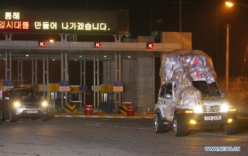 South Korean vehicles carrying South Koreans and fully loaded with goods and products brought back from the Kaesong industrial complex arrive at the customs, immigration and quarantine office in Paju, north of Seoul, South Korea, Tuesday, April 30, 2013. The Democratic People's Republic of Korea (DPRK) on Monday allowed all but seven South Koreans to return home from the Kaesong joint industrial park. The 43 South Koreans had entered the South Korean territory by bus on early morning of April 30. (Xinhua/Yao Qilin) 