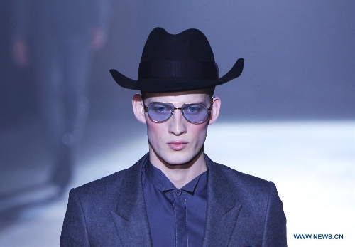 A model displays creations by Japanese designer Arashi Yanagawa for the label John Lawrence Sullivan during the men's Fall-Winter 2013-2014 collection show in Paris, France, Jan. 16, 2013. The 5-day Paris Men's Fashion Week kicked off here on Wednesday. (Xinhua/Gao Jing) 