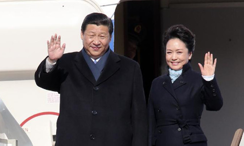 Chinese President Xi Jinping (L) and his wife Peng Liyuan wave upon their arrival in Moscow, capital of Russia, March 22, 2013. Chinese President Xi Jinping arrived in Moscow Friday for a state visit to Russia. Photo: Xinhua