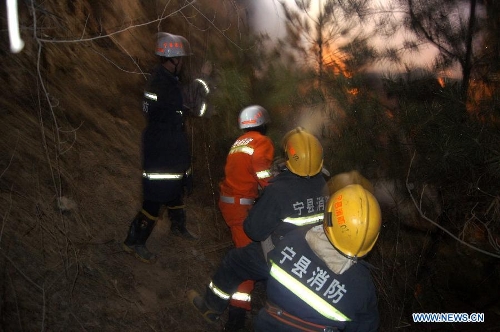 Rescuers work at the accident site where a bus accident occured in Ningxian County of Qingyang city, in northwest China's Gansu Province, Feb. 1, 2013.  (Xinhua/Wang Zhaofeng) 