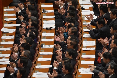  Members of the 12th National Committee of the Chinese People's Political Consultative Conference (CPPCC) applaud at the closing meeting of the first session of the 12th CPPCC National Committee at the Great Hall of the People in Beijing, capital of China, March 12, 2013. (Xinhua/Wang Song)