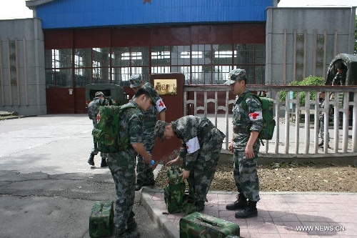 &nbsp;Military surgeons prepare to board on a helicopter flying for the quake-hit areas of southwest China's Sichuan Province, April 20, 2013. A 7.0-magnitude earthquake earthquake hit Lushan county of Ya'an City in Sichuan at 8:02 a.m. Saturday Beijing Time. At least 113 people were confirmed dead by far. (Xinhua/Xia Rui) 