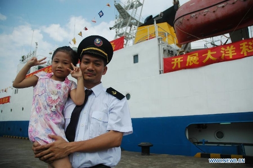 &nbsp;A member of an expedition team poses for a photo with his daughter beside Haiyang-6, a Chinese research vessel, at a dock in Guangzhou, capital of south China's Guangdong Province, May 28, 2013. An expedition team of 96 members aboard Haiyang-6 set out for the Pacific Ocean Tuesday to carry out a five-month survey on undersea mineral resources. (Xinhua/Liang Zhiwei) 
