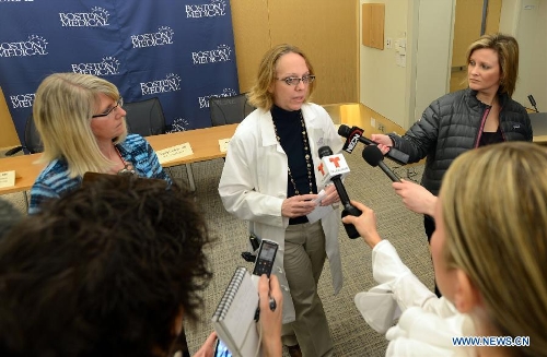 Dr. Tracey Dechert (C) introduces medical measures for injured Chinese student Zhou Danling and other injured people at the Boston Medical Center in Boston, the United States, April 16, 2013. Chinese student Zhou Danling, who was injured during the Boston marathon blasts, turned into better condition from critical one after receiving two surgeries. (Xinhua/Wang Lei) 