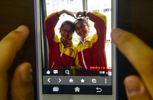  Photo taken on July 8, 2013 shows a picture of Wang Linjia (R) and Ye Mengyuan on a mobile phone, at Jiangshan Middle School in Jiangshan, east China's Zhejiang Province. Two Chinese passengers, Wang Linjia and Ye Mengyuan, were killed in a crash landing of an Asiana Airlines Boeing 777 at the San Francisco airport on Saturday morning. The two girls are both students of Jiangshan Middle School. Their family members headed for the United States on Monday.(Xinhua/Han Chuanhao) 