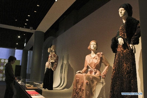 People visit the creation at the Muslim women's fashion exhibition held in Sydney, Australia, April 24, 2013. The exhibition displayed works of Australian designers' new generation. (Xinhua/Jin Linpeng) 