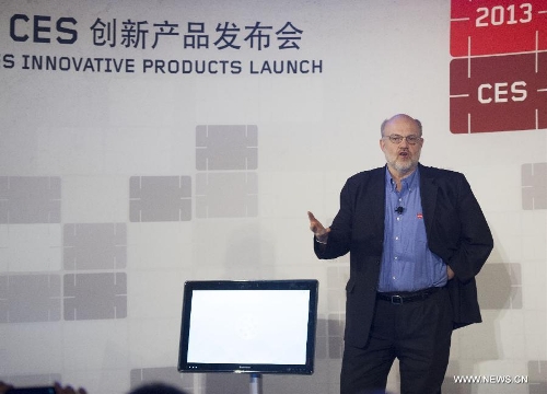 Peter Hortensius, president of Lenovo's Product Group, introduces IdeaCentre Horizon Table PC during the 2013 International Consumer Electronics Show (CES) in Las Vegas, the United States, Jan. 8, 2013. (Xinhua/Yang Lei)&nbsp; 