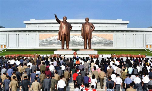 People pay tribute to Kim Il-sung and Kim Jong-il on Sunday, the 64th anniversary of the foundation of North Korea. Photo: IC