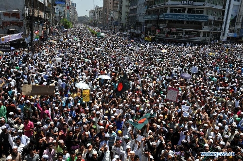 Bangladeshi Muslim activists attend a grand rally at Motijheel area in Dhaka, Bangladesh, April 6, 2013. Tens of thousands of Islamists under the banner of Hefazat-e-Islam from across Bangladesh poured into the key commercial hub of the capital city to join a grand rally, demanding action against the 