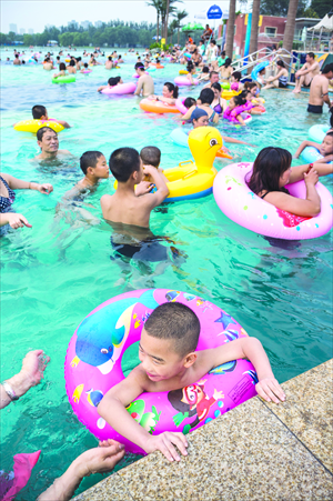 Beijingers can enjoy sand and swimming without leaving the city limits. Photo: Li Hao/GT 