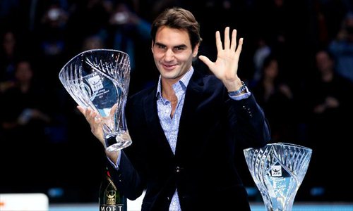 Switzerland's Roger Federer holds the trophy of the Stefan Edberg Sportsmanship Award at the O2 Arena in London, Britain, on Nov. 7, 2012. Federer was presented the Stefan Edberg Sportsmanship Award and the ATPWorldTour Fans' Favourite Award in London Wednesday. Photo: Xinhua