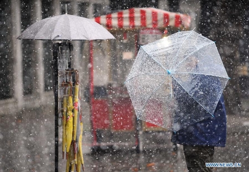 Snow falls as a boy walks in Sultan Ahmet Square in the Turkish city of Istanbul on January 7, 2013. Heavy snow hit Istanbul on Monday, paralysing daily life, disrupting air traffic and land transport. Many provinces across Turkey are also being affected by heavy snow which led to the closure of schools in nine province and blocked traffic in many villages. (Xinhua/Ma Yan) 