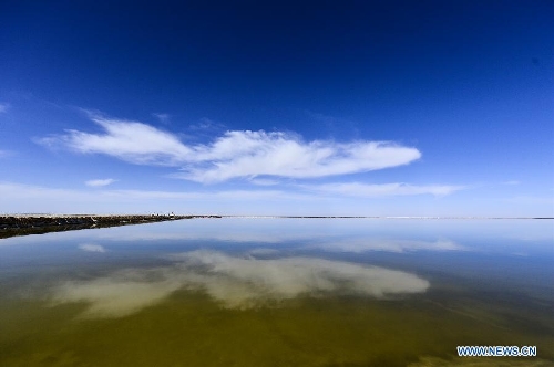 Photo taken on March 15, 2013 shows the scenery of the Qarhan salt lake in Golmud, northwest China's Qinghai Province. The Qarhan salt lake, with a total area of 5,856 square kilometers, is the largest salt lake in China. The lake's abundant deposit of halide salts makes it a major mineral center. (Xinhua/Wu Gang) 