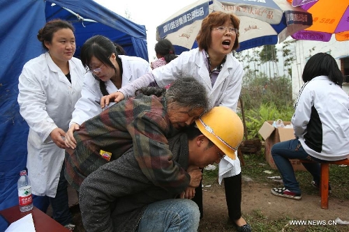 Medical staff rush to treat an elder at Hongxing Village of Longmen Township in Lushan County, southwest China's Sichuan Province, April 21, 2013. A 7.0-magnitude earthquake hitting Lushan County Saturday morning has left 179 people dead till 9:25 Beijing Time (0125 GMT) on April 21, the China Earthquake Administration has announced. (Xinhua/Jin Liwang)  