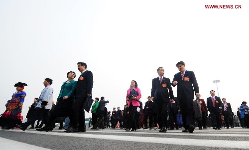 Deputies to the 12th National People's Congress (NPC) walk to the Great Hall of the People in Beijing, capital of China, March 17, 2013. The closing meeting of the first session of the 12th NPC will be held in Beijing on Sunday. (Xinhua/Yang Qing)