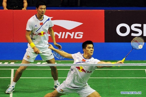 China's Cai Yun (L) and Fu Haifeng return the shuttlecock during the men's doubles semi-final match against Mohammad Ahsan and Hendra Setiawan of Indonesia in the Singapore Open badminton tournament in Singapore, June 22, 2013. Cai Yun and Fu Haifeng lost 0-2. (Xinhua/Then Chih Wey)