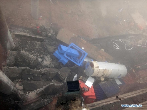 Photo taken on Feb.1, 2013 shows the accident site where an expressway bridge partially collapsed due to a truck explosion in Mianchi County, Sanmenxia, central China's Henan Province. The explosion, which occurred around 8:52 a.m. (0052 GMT) on Feb. 1, caused several vehicles to tumble from the bridge. At least four people died and eight others were injured, the city government of Sanmenxia said. Search and rescue efforts are under way. (Xinhua/Xiao Meng) 