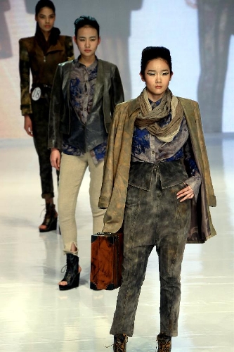 Models present creations designed by Gao Yuan, a student of the School of Fashion Art and Engineering of Beijing Institute of Fashion Technology, during a contest of New Designers Award in Beijing, capital of China, April 28, 2013. (Xinhua/Li Mingfang) &nbsp;