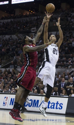 San Antonio Spurs Tim Duncan (R) shoots during the Game 3 of the 2013 NBA Finals against Miami Heat in San Antonio, Texas, the United States, June 11, 2013. San Antonio Spurs won 113-77. (Xinhua/Yang Lei)