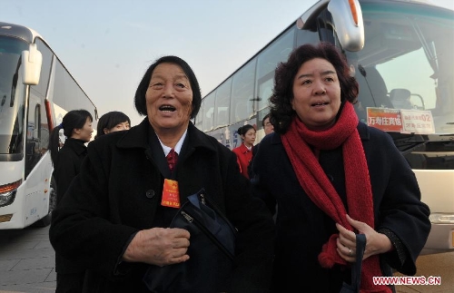 Shen Jilan (L, front), a deputy to the 12th National People's Congress (NPC) arrives at the Tian'anmen Square in Beijing, capital of China, March 5, 2013. The first session of the 12th National People's Congress (NPC) will open at the Great Hall of the People in Beijing on March 5. (Xinhua/Guo Chen)