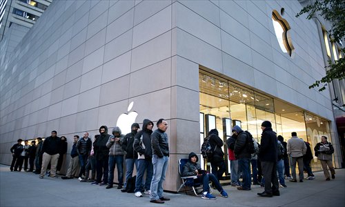 Shoppers stand in line outside an Apple Inc store in Chicago, Illinois, US, on Friday. Apple unveiled the iPad mini tablet, which boasts a 7.9-inch screen diagonally. Photo: CFP