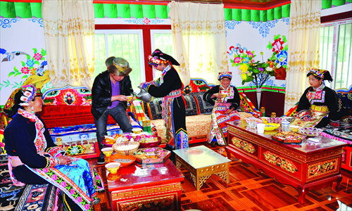 Hostesses from a Tibetan family welcome a visitor to their home. Photo: Courtesy of the publicity bureau of the Aba Tibetan and Qiang Autonomous Prefecture