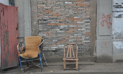 A relocation project in Dongjiadu in Huangpu district saw the place emptied except for these broken chairs which, in days gone by, neighbors used to sit on and chat with each other. Photo: Cai Xianmin/GT 