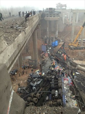 Vehicles on top of each other after falling off the collapsed expressway viaduct Friday in Sanmenxia, Central China's Henan Province. Local authorities said a truck loaded with fireworks that exploded on the viaduct was to blame for the disaster. Photo: CFP
