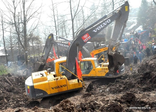 &nbsp;An excavator works at a landslide spot in Zhenxiong mountain of Zhaotong City, southwest China's Yunnan Province, Jan. 12, 2012. The rescue of a landslide which hit the Zhaojiagou area of Gaopo Village early Friday finished after all 46 bodies were retrieved Saturday. (Xinhua/Chen Haining)