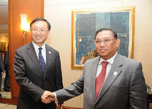 Chinese Foreign Minister Yang Jiechi (L) meets with Myanmar Foreign Minister U Wunna Maung Lwin in Phnom Penh, capital of Cambodia, July 10, 2012. Photo: Xinhua