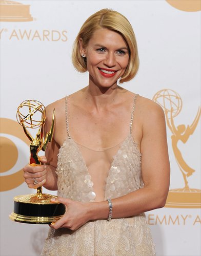 Claire Danes shows her Emmy for best actress in a drama. Photo: IC 