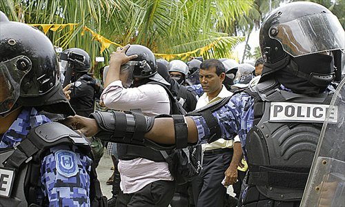 Maldivian police arrest former Maldives president Mohamed Nasheed (second from right) in Fares Maathodaa, in the south of Maldives, on Monday, a week after he failed to turn up for the start of a trial for abuse of power, his party said. Photo: AFP