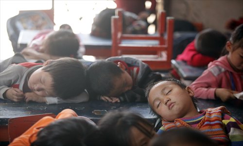 Kids nap in a primary school for children of migrant workers in Kunming, Yunnan Province.Photos: CFP