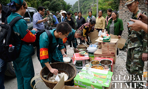 Villagers from Daxi town, Baoxing county, pack meals for quake relief workers and volunteers on Sunday. Photo: Li Hao/GT