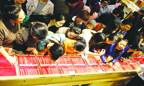 Consumers buy gold products in a store in Nanjing, capital of East China’s Jiangsu Province Tuesday. Photo: CFP